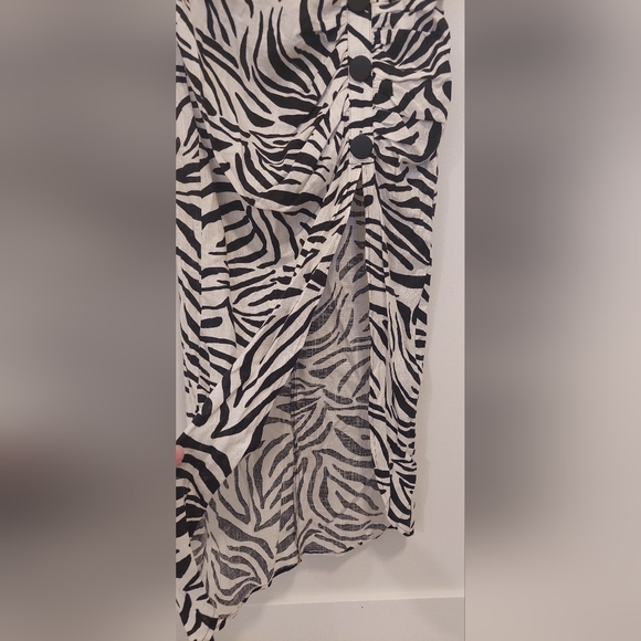 Zara midi skirt. - Picture 3 of 4